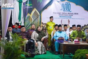 MUARO JAMBI - MTQ Ke XV Tingkat Desa Muhajirin di Dusun Suko Rame, Jumat (8/6/2024) malam dibuka Wakil Gubernur Jambi. MTQ di Kecamatan Jambi Luar Kota (Jaluko) itu, kedatangan Masnah Busro langsung diburu Emak-emak. Kehadiran mantan Bupati Muaro Jambi periode 2017-2022 itu ditunggu warga. Masnah sudah tak asing dengan Desa Muhajirin. Itu karena, Masnah kerap hadir dan memiliki kedekatan dengan desa yang dipimpin Kepala Desa, Ayatullah Mukni, S.Sos itu. Terbukti, Emak-emak langsung memanfaatkan kesempatan untuk berfoto dengan Calon Bupati Muaro Jambi itu.  Dalam pantauan media ini, Masnah terlihat mendampingi Wakil Gubernur Jambi, Abdullah Sani. Terlihat hadir Pj Bupati Muaro Jambi yang diwakili, Kepala Dinas Sosial Muaro Jambi, Budy Rosa.  Antusias pada Masnah ini juga lantaran pada masa pemerintahannya Ia mampu membawa Muaro Jambi ke peringkat terbaik di perhelatan MTQ Tingkat Provinsi. Salah satunya saat Muaro Jambi berada di peringkat ke 5 pada 2018, menjadi peringkat ke 3 pada 2019 lalu.