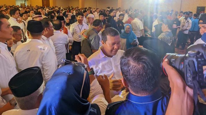 Usai pelantikan di beberapa kabupaten/kota, Romi - Sudirman lantik ribuan tim pemenangan di Ratu Convention Center (RCC) Senin (23/9/2024) 