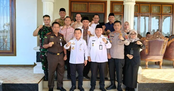 JAMBI – Al Haris Gubernur Jambi coffee morning dengan semua calon bupati (Cabup) Sarolangun di Rumah Dinas Bupati Sarolangun, Rabu (18/09/2024).