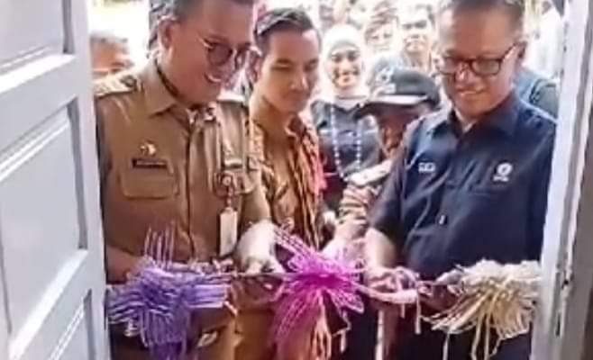 Antoni, warga Desa Muara Kumpeh, Muaro Jambi, Selasa (08/10/2024) mendapatkan bantuan bedah rumah PT Semen Padang. Kadis Kominfo wakili penguntingan pita.