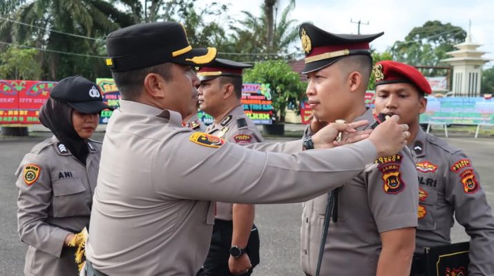 Polres Tebo menggelar Upacara Korp Raport Kenaikan Pangkat pukul 09.00 WIB di Lapangan Hitam Polres Tebo. Sebanyak 46 personel Polres Tebo naik pangkat