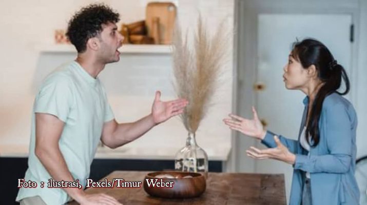 AGS bantah selingkuh diduga dengan sesama guru. Namun Ia mengakui, sudah tak harmonis sejak seleksi yang mengagalkan istrinya HD hingga pergi dari rumah.