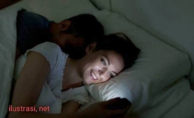 Dugaan perselingkuhan Guru di Merangin makin terungkap, W bantah chat mesra. Ia mengaku, tak ada hubungan spesial, hanya rekan kerja saja. 