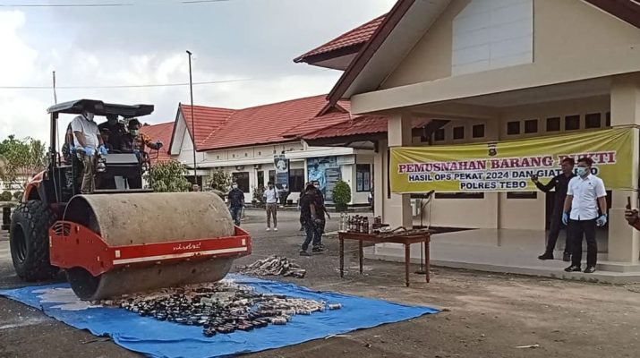 TEBO - Polres Tebo musnahkan BB Operasi Pekat 2024, Jumat (27/12/2024) pagi sekaligus rilis akhir tahun. Ratusan miras dan senpi dimusnahkan