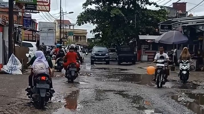 Jalan Rangkayo Hitam, Kota Bangko belum ditangani pemerintah. Drainase Jalan Rangkayo Hitam bakal dibongkar, namun belum ada kepastian kapan akan dikerjakan
