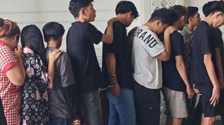 HUKRIM - Heboh pelaku MiChat di Jambi keroyok pelanggan usai batalkan pesanan. Parahnya, anggota polisi turut jadi korban, ditikam.