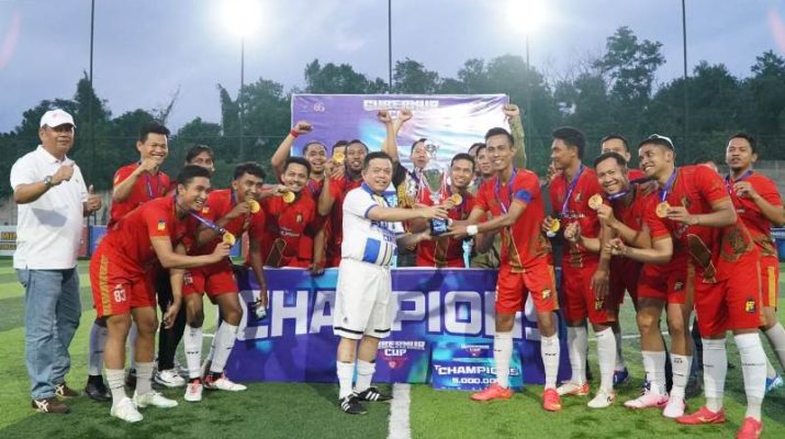 Gubernur Jambi menyerahhkan piala dan bonus kepada pemenang turnamen Mini Soccer Gubernur Cup 2025. Turnamen Mini Soccer ini diikuti tim dari OPD
