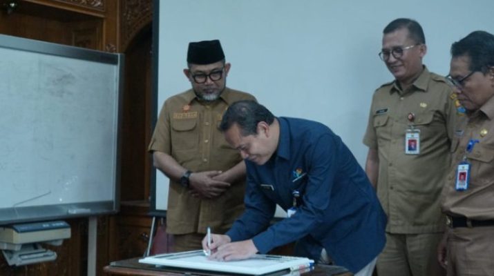 Pemerintah Provinsi menandatangani Komitmen Sinergi Menuju Statistik Berkualitas Jambi (SEMESTA JAMBI). Diskominfo dan Bappeda Tanda Tangani komitmen BPS