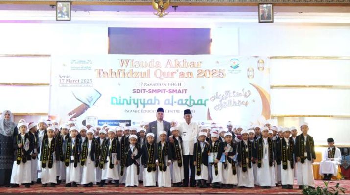 Wakil Gubernur Jambi, Abdullah Sani, M.Pd.I menghadiri Wisuda Tahfidz Qur’an ke-IV Diniyyah Al-Azhar, di Abadi Convention Center Jambi, Senin (17/03/2025).