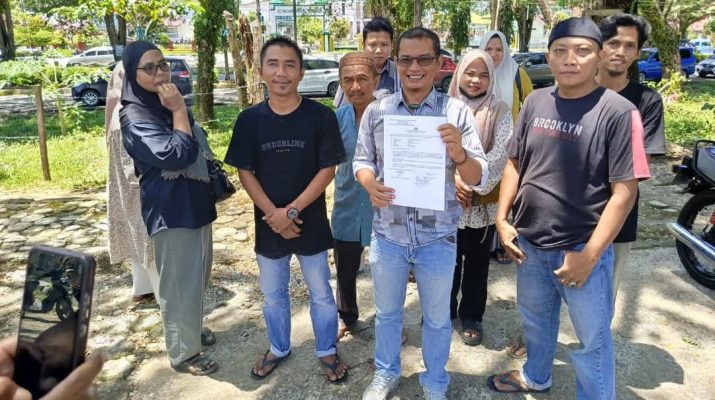 Dikomandoi Darul Khotni, sejumlah PKL eks Ujung Tanjung, Pasar Bawah, mendatangi polisi, Senin (14/4/2025) pagi. PKL melaporkan pengrusakan ke polisi.