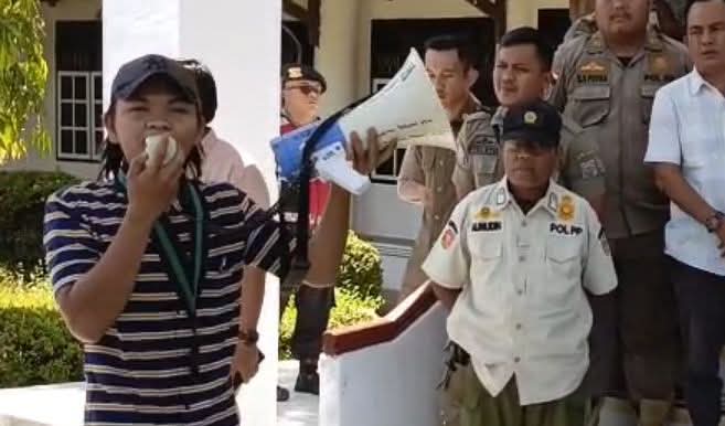 Merangin terus jadi sorotan salah satunya Mobil Dinas baru ditengah efesien. Mahasiswa tantang Bupati Merangin tolak mobil dinas demi gratiskan lapak PKL.