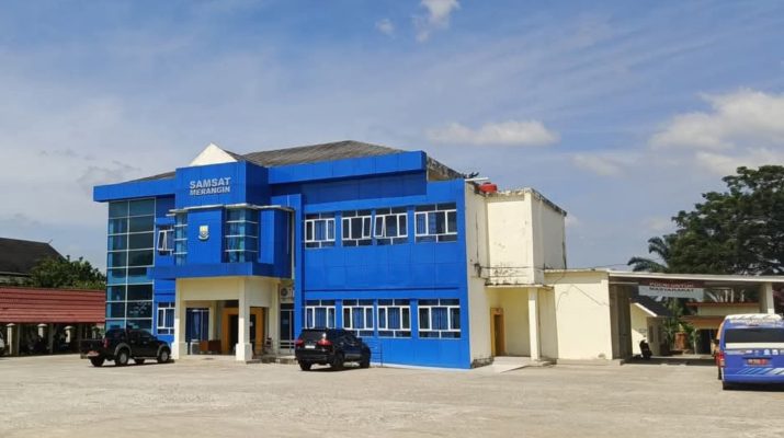 Tak hanya mobil dinas, Pemkab Merangin pangkas habis Dana Sinergitas Rp 800 juta di Samsat Merangin. Pemkab Merangin langgar Mou yang diteken gubernur dan bupati.