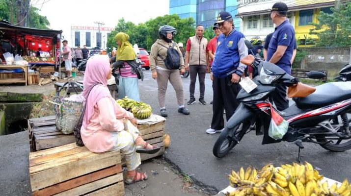 Wakil Gubernur Jambi bersama Danrem 042/Gapu, Wali Kota Jambi dan Forkopimda bersama-sama melakukan kegiatan Karya Bakti Gerakan Jum'at Bersih.