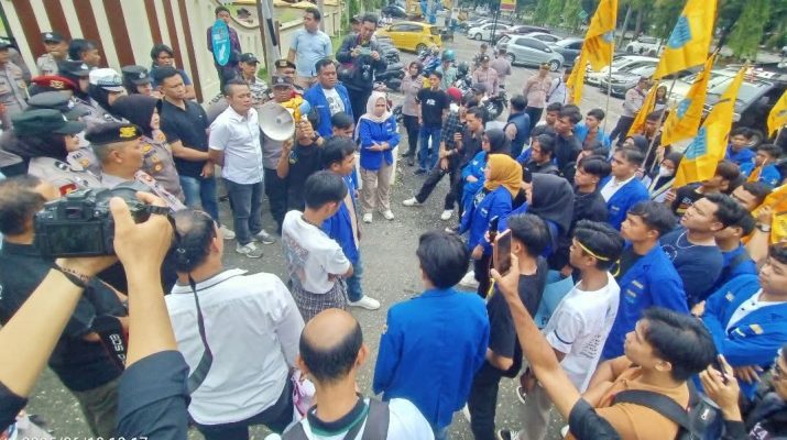 PMII Cabang Merangin geruduk Polres Merangin, Rabu (18/6/2025) buntut pawai 12 alat berat. Menariknya, terungkap 5 alat berat di Jangkat untuk tambang.