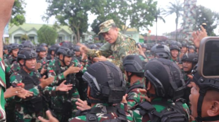 Gubernur Jambi inspektur upacara pelepasan Satgas Pamtas RI-PNG Mobile Papua Yonif 142/KJ. Upacara dilaksanakan, Jum’at (02/05/2025)