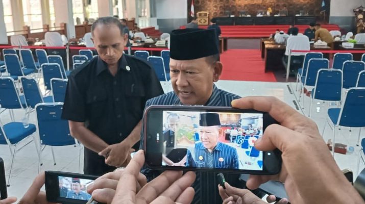 Hampir sebulan demo mahasiswa terkait salah satunya hiburan malam. Wabup mengatakan, Bupati banyak diluar daerah membuat kegiatan belum berjalan.