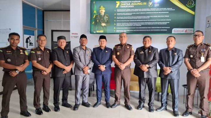 Peringatan Hari Bhakti Adhyaksa ke 65, Selasa (22/7/2025) pimpinan DPRD Merangin beserta AKD antarkan tumpeng. DPRD Merangin siap bersinergi dengan