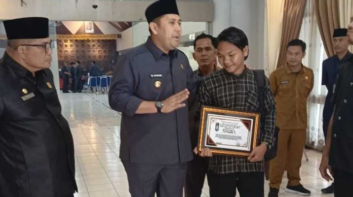 Heboh Mobil Dinas Bupati Merangin menunggak pajak. Usai paripurna, Senin (14/7/2025) mahasiswa serahkan piagam penunggak pajak ke Bupati Merangin.