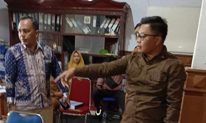 Pansus III DPRD Merangin berang dengan Bappeda Kabupaten Merangin. Pasalnya, Bappeda tak hadir rapat Ranperda LPJ APBD 2024, Senin (7/7/2025). 