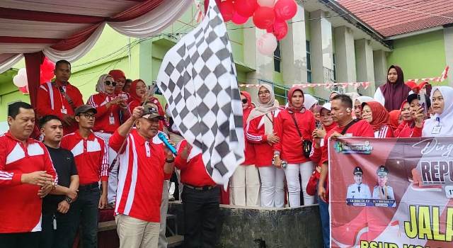 MERANGIN - Ratusan pegawai rumah sakit tampak kompak mengikuti jalan santai dalam rangka memeriahkan HUT ke-80 Republik Indonesia.
