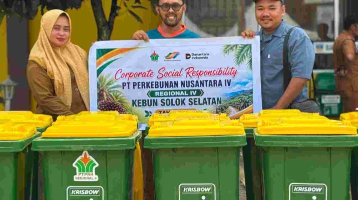 PTPN IV Regional IV menyerahkan bantuan 10 tong sampah untuk menjaga kebersihan destinasi wisata di Solok Selatan.