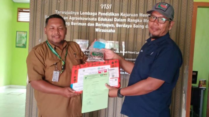 PTPN IV Regional 4 Jambi, terus menunjukkan komitmen mendukung pendidikan terlebih pendidikan vokasi. PTPN IV salurkan 1000 bibit sawit. 