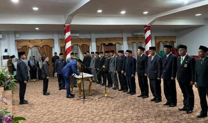 pejabat eselon II di Pemerintah Kabupaten Merangin, Senin (1/9/2025). Berlangsung di Rumah Dinas Bupati, ini jabatan baru 15 Esellon II Pemkab Merangin