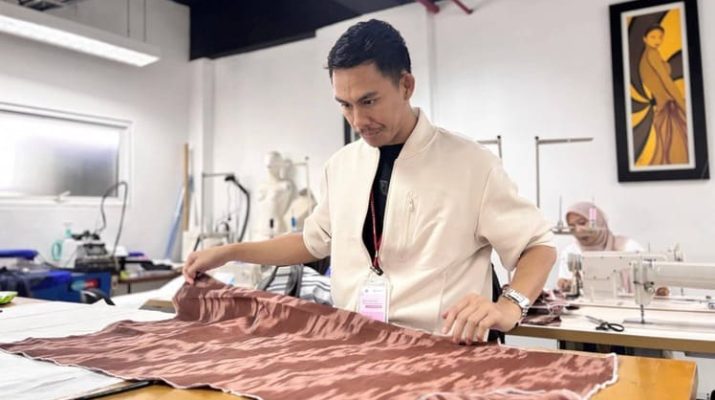 Pameran di Jakarta, tampak deretan kain batik yang tidak biasa. Ada motif khas Deli Serdang menampilkan, ada pula motif Jambi dengan sentuhan kontemporer
