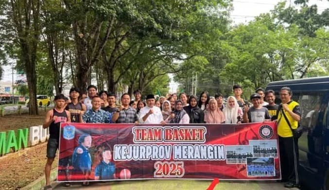 Tim bola basket Merangin resmi dilepas menuju Kejuaraan Provinsi (Kejurprov) Bola Basket Jambi, Jumat (10/12/2025). Mirisnya, Perbasi Merangin rela patungan lantaran dana minim. 
