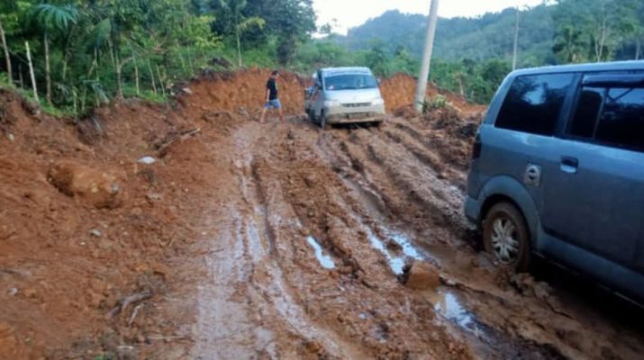 Penambangan Emas Tanpa Izin (PETI) kembali merusak aset Pemerintah, kali ini ruas jalan protokol Kabupaten Merangin dari desa Kibul-Ngaol Kecamatan Tabir Barat tampak tak berwujud usai di acak-acak oleh
