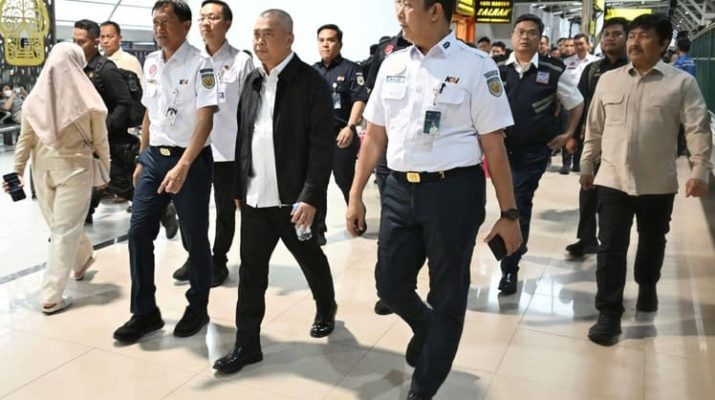 Menteri Perhubungan Dudy Purwagandhi mengecek arus penumpang Natal 2025 dan Tahun Baru 2026 (Nataru) angkutan kereta api di Stasiun Yogyakarta, Kamis (1/1).