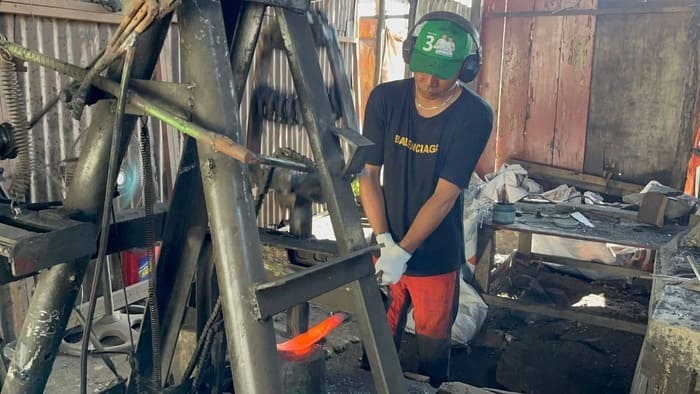 Melalui program TJSL, BUMN perkebunan ini membantu para pelaku UMKM pandai besi di desa Koto Padang kota Sungai Penuh, Jambi.
