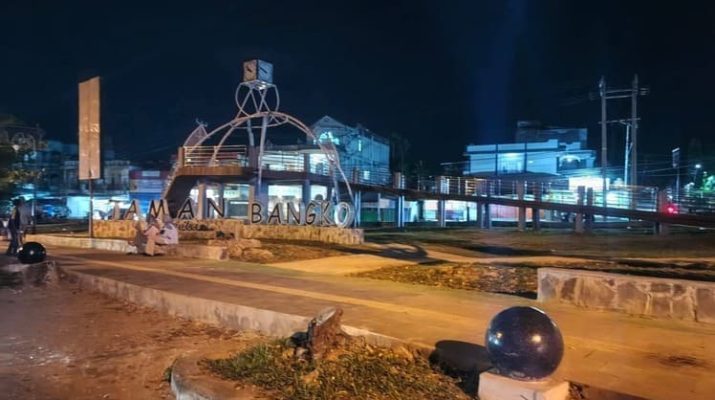 Taman milyaran di Kota Bangko, Kabupaten Merangin, menuai sorotan publik. Pasalnya, belum lama selesai dibangun, lampu taman Rp3 miliar satu persatu mati. 
