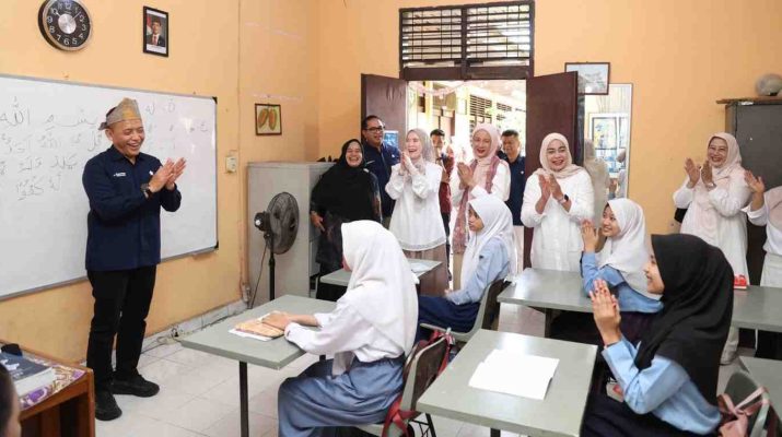 Di sekolah ini, harapan tumbuh setiap hari. Harapan untuk belajar, berkembang. Dari ruang kelas sederhana, semangat itu dirawat dengan cara yang tak biasa.