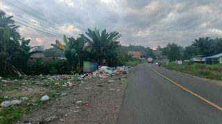 Pintu gerbang Merangin di Sungai Piul tampak tumpukan sampah