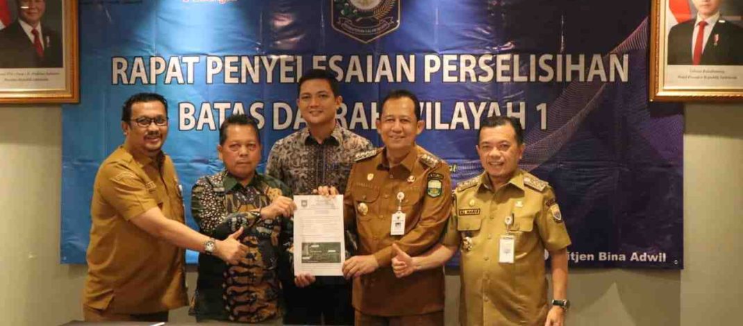 Gubernur Jambi Al Haris menghadiri rapat pembahasan batas daerah antara Kabupaten Batang Hari dan Kabupaten Muaro Jambi yang digelar di Orchardz Hotel Jayakarta, Senin (18/05/26).