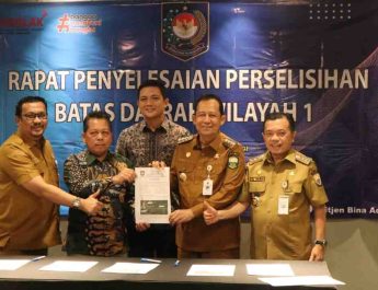 Gubernur Jambi Al Haris menghadiri rapat pembahasan batas daerah antara Kabupaten Batang Hari dan Kabupaten Muaro Jambi yang digelar di Orchardz Hotel Jayakarta, Senin (18/05/26).