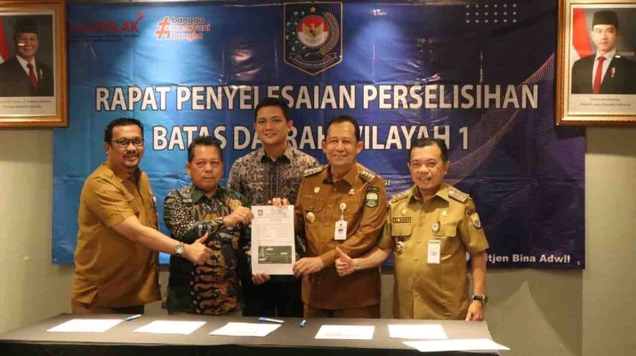 Gubernur Jambi Al Haris menghadiri rapat pembahasan batas daerah antara Kabupaten Batang Hari dan Kabupaten Muaro Jambi yang digelar di Orchardz Hotel Jayakarta, Senin (18/05/26).