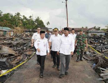 Gubernur Jambi, Al Haris, turun langsung menyambangi korban kebakaran di Kelurahan Teluk Nilau, Kecamatan Pengabuan, Kabupaten Tanjung Jabung Barat