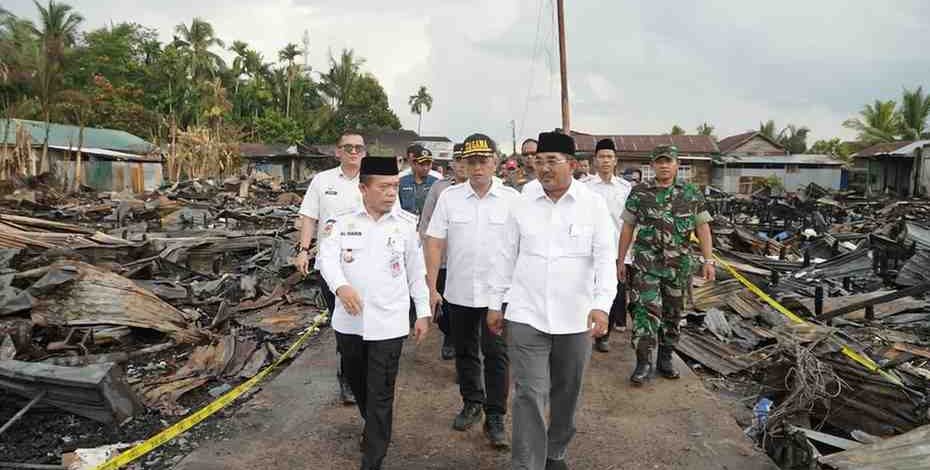 Gubernur Jambi, Al Haris, turun langsung menyambangi korban kebakaran di Kelurahan Teluk Nilau, Kecamatan Pengabuan, Kabupaten Tanjung Jabung Barat