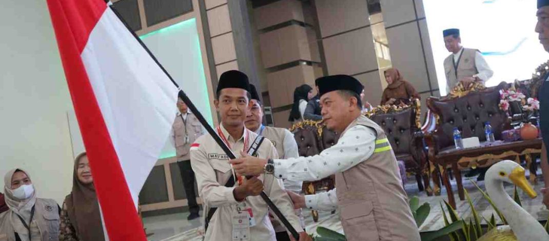 Gubernur Jambi, dengan penuh rasa haru dan bahagia berpesan kepada ratusan jemaah haji yang akan berangkat dari Jambi ke tanah suci