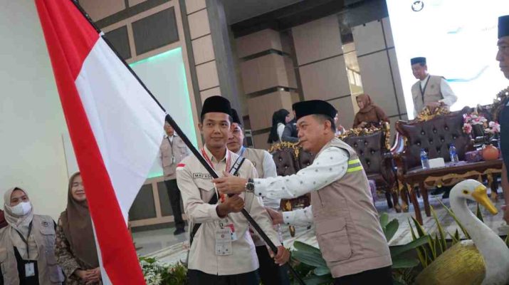 Gubernur Jambi, dengan penuh rasa haru dan bahagia berpesan kepada ratusan jemaah haji yang akan berangkat dari Jambi ke tanah suci