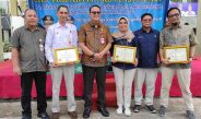 Gubernur Jambi menyerahkan penghargaan kepada PetroChina International Jabung Ltd atas keberhasilan dalam program pencegahan dan penanganan HIV/AIDS