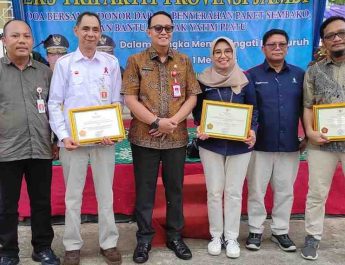 Gubernur Jambi menyerahkan penghargaan kepada PetroChina International Jabung Ltd atas keberhasilan dalam program pencegahan dan penanganan HIV/AIDS