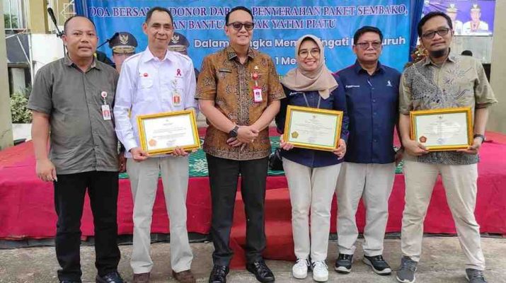 Gubernur Jambi menyerahkan penghargaan kepada PetroChina International Jabung Ltd atas keberhasilan dalam program pencegahan dan penanganan HIV/AIDS