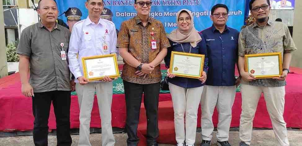 Gubernur Jambi menyerahkan penghargaan kepada PetroChina International Jabung Ltd atas keberhasilan dalam program pencegahan dan penanganan HIV/AIDS
