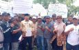 BISNIS - Ratusan karyawan PTPN IV Regional VI Kebun Cot Girek bersama anggota keluarga mendatangi Kantor Bupati Aceh Utara