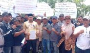 BISNIS - Ratusan karyawan PTPN IV Regional VI Kebun Cot Girek bersama anggota keluarga mendatangi Kantor Bupati Aceh Utara