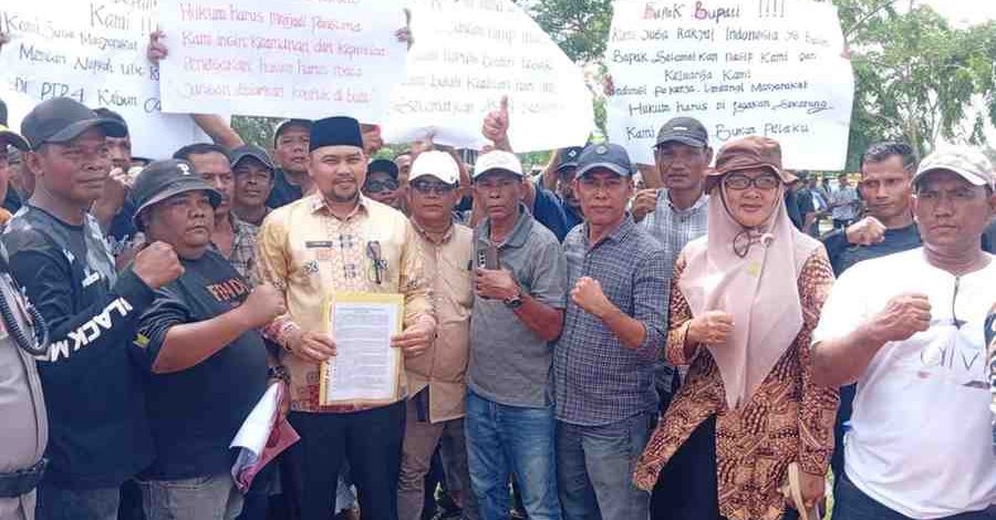 BISNIS - Ratusan karyawan PTPN IV Regional VI Kebun Cot Girek bersama anggota keluarga mendatangi Kantor Bupati Aceh Utara