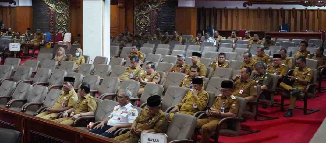 Gubernur Jambi Dr. H. Al Haris, S.Sos, MH menyampaikan jawaban dan tanggapan resmi Pemerintah Provinsi Jambi atas Pandangan Umum Fraksi